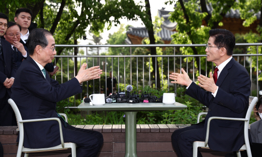 지난 5월8일 김문수 국민의힘 제21대 대선후보와 한덕수 무소속 대선 예비후보가 국회 사랑재에 위치한 커피숍에서 만나 대선후보 등록 기간 전 단일화 쟁점을 놓고 공개 회동하고 있다.<연합뉴스 사진>